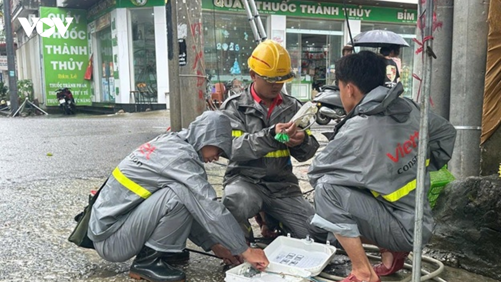 Người Viettel trắng đêm khắc phục sự cố, giữ thông tin liên lạc cho khách hàng