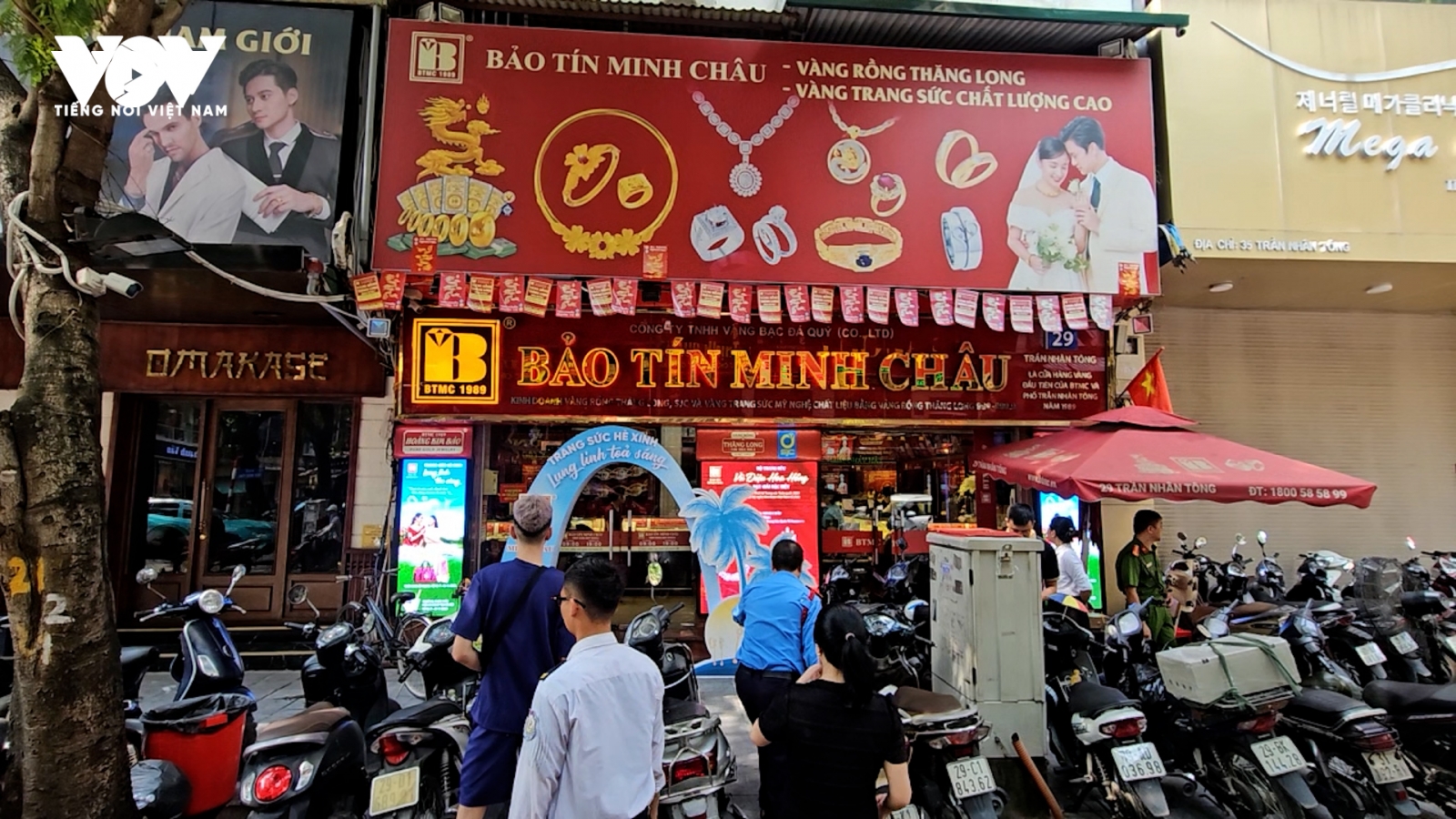 Giá vàng ở mức cao, người dân xếp hàng đợi mua - bán vàng