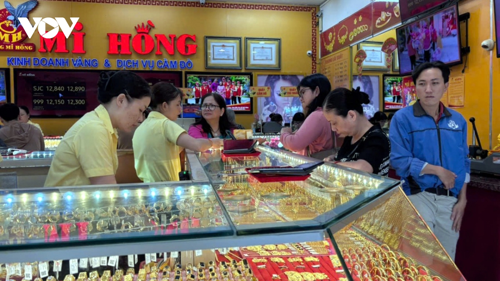 Giá vàng hôm nay 30/8: Giá vàng trong nước tiến mốc 130,6 triệu đồng/lượng