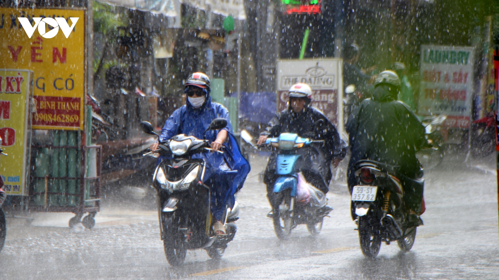 Mưa lớn giờ cao điểm sáng tại TP.HCM, người lớn trẻ em vất vả đi làm, đi học