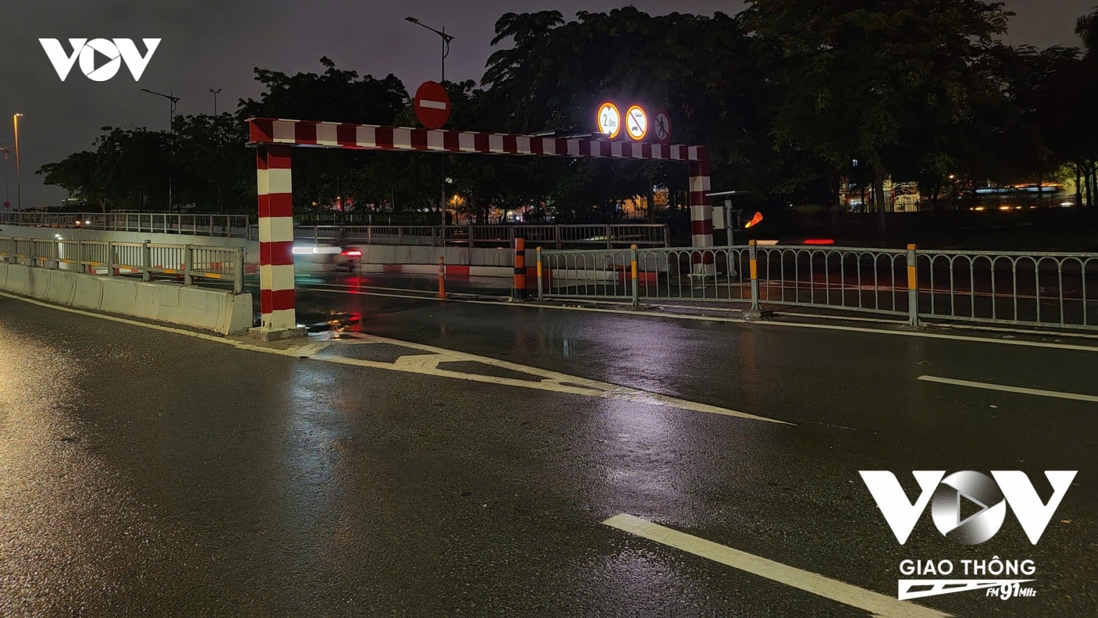 Biển báo "lên đèn", đi lại an toàn hơn