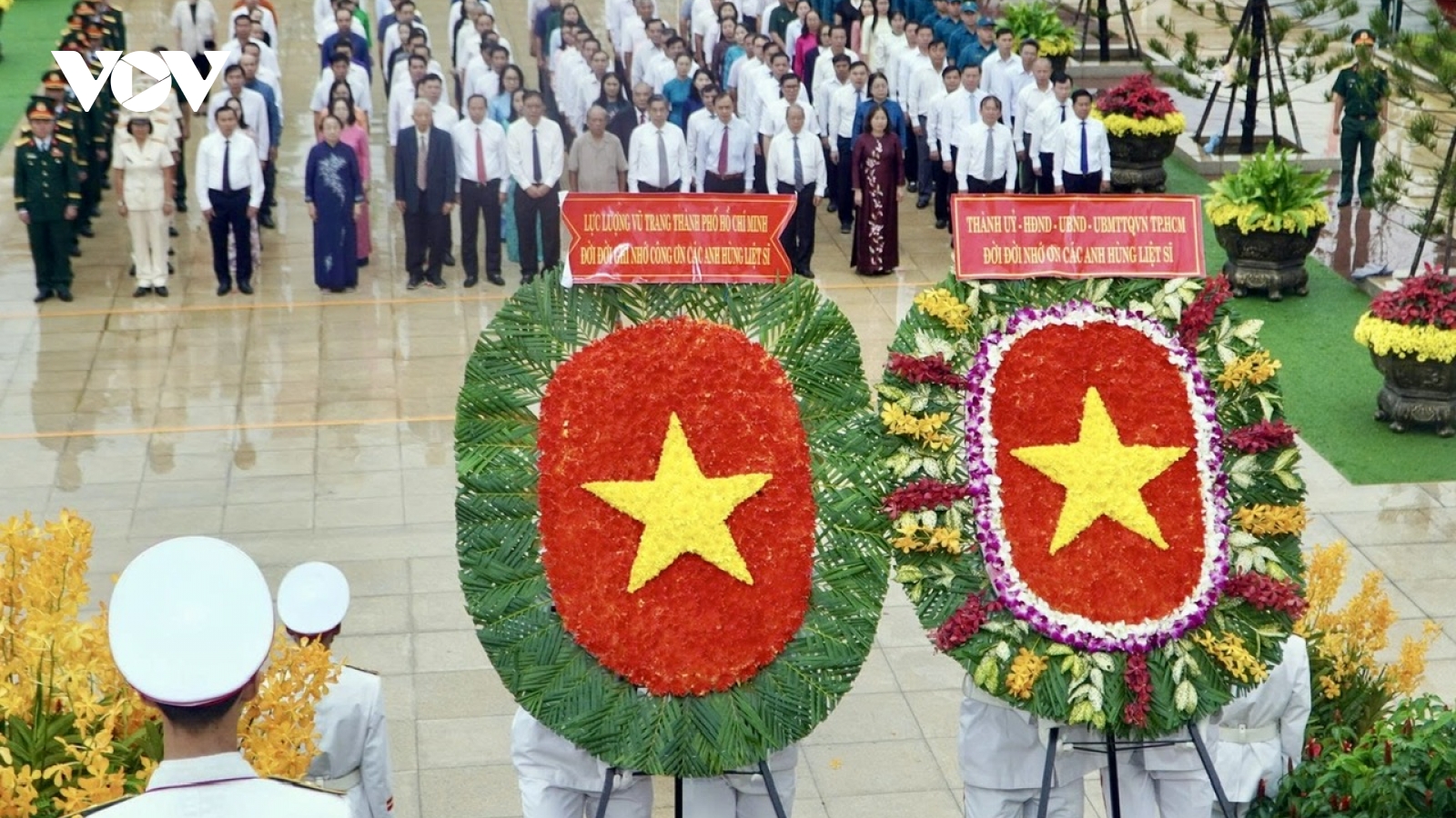 TP.HCM: Nhiều đoàn lãnh đạo dâng hương, tưởng niệm các Anh hùng Liệt sĩ