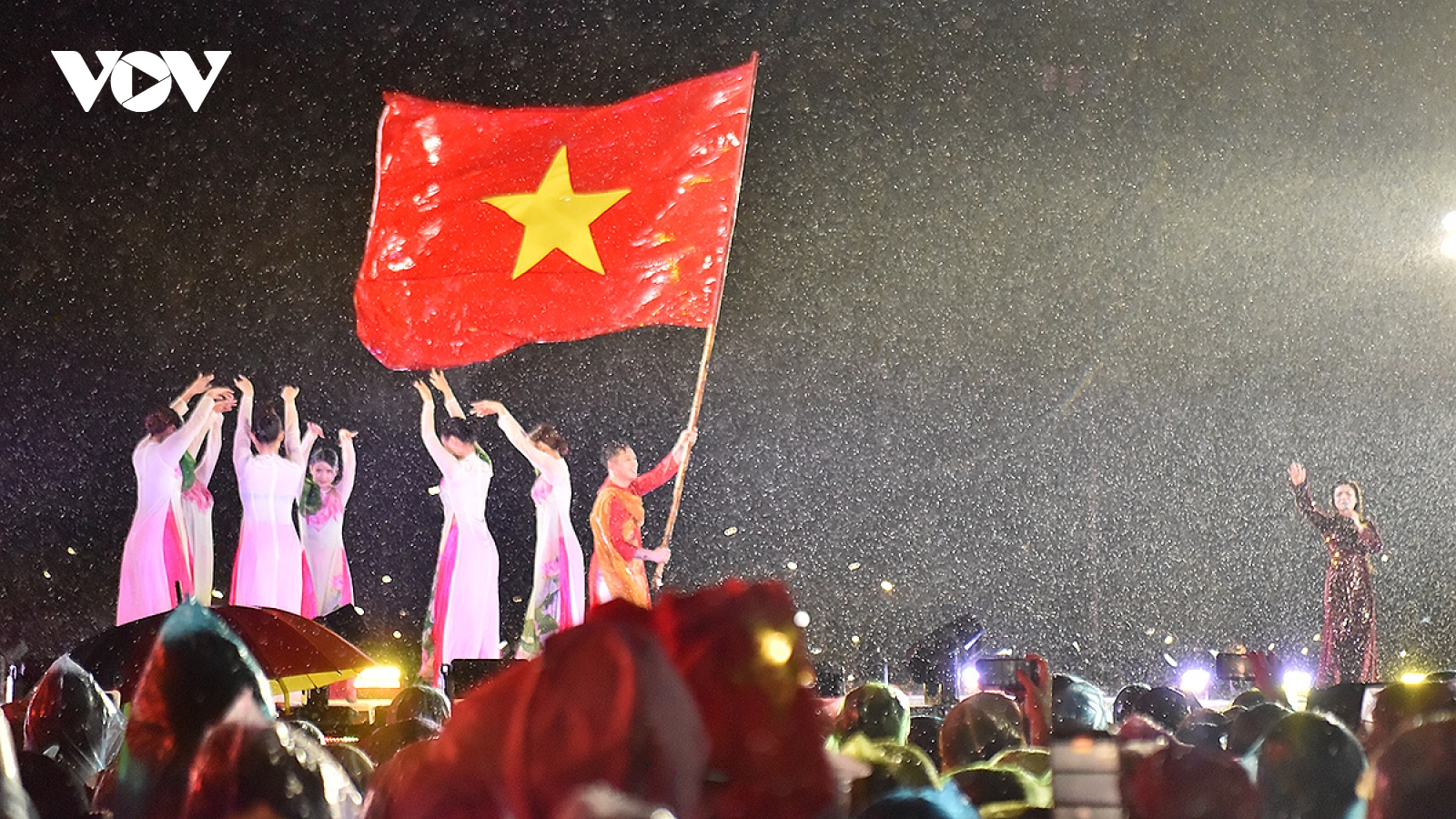 Toàn cảnh concert "Việt Nam trong tôi", khán giả "quẩy" hết mình trong mưa lớn