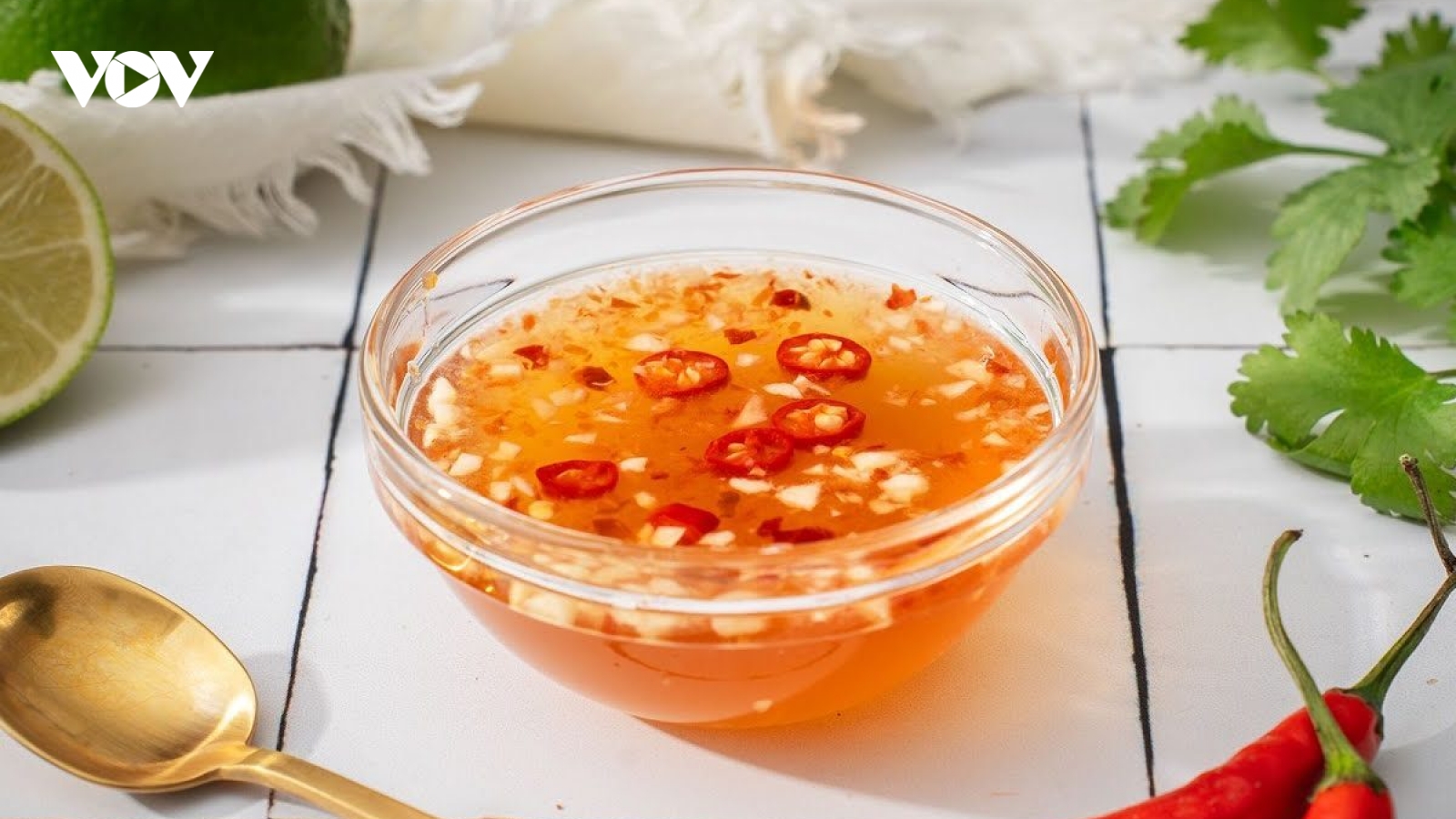 Nước mắm trong tủ lạnh ngon hơn để ở ngoài?