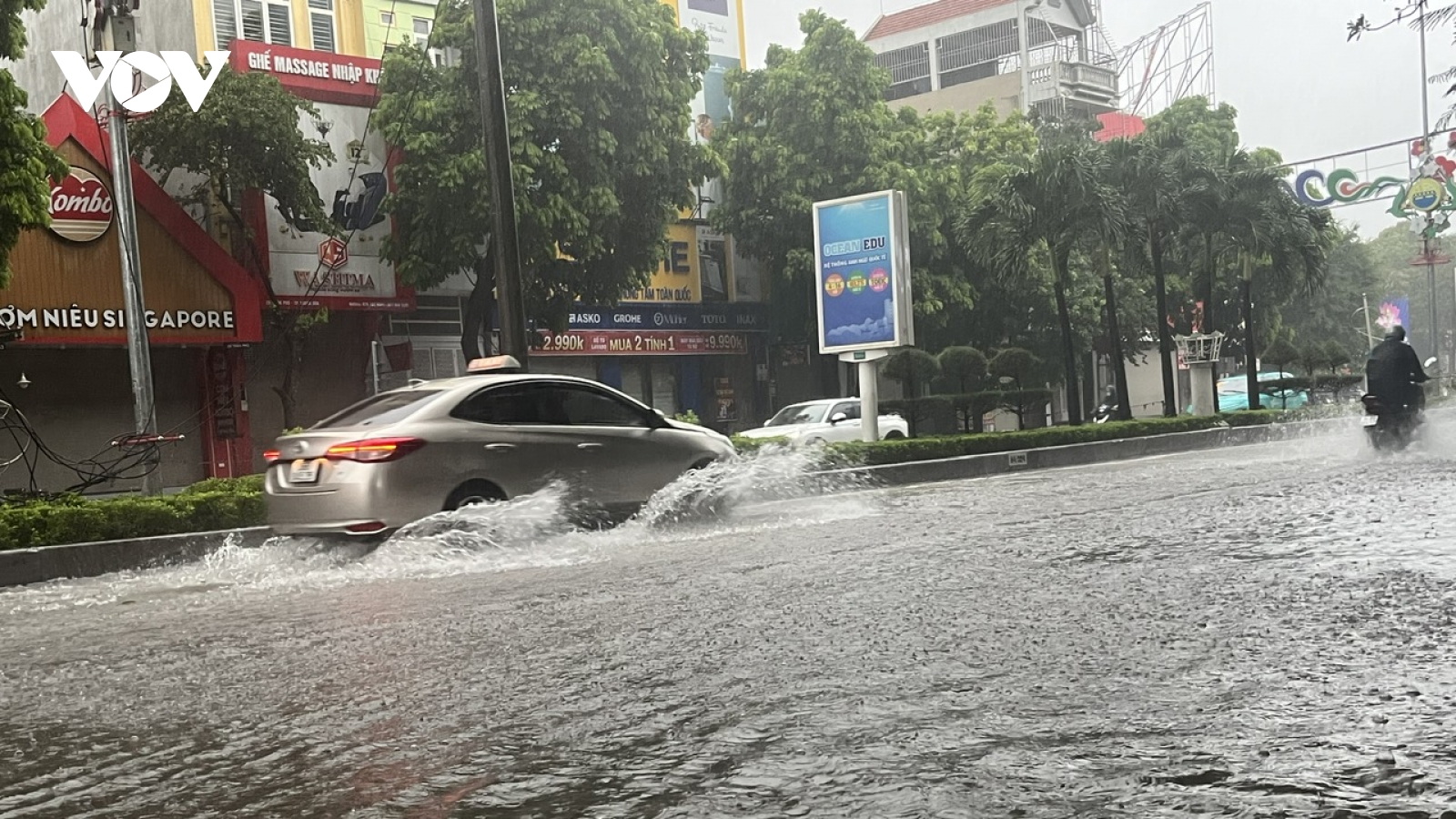 Thanh Hóa: Đường thành sông, cây bật gốc do ảnh hưởng bão số 5