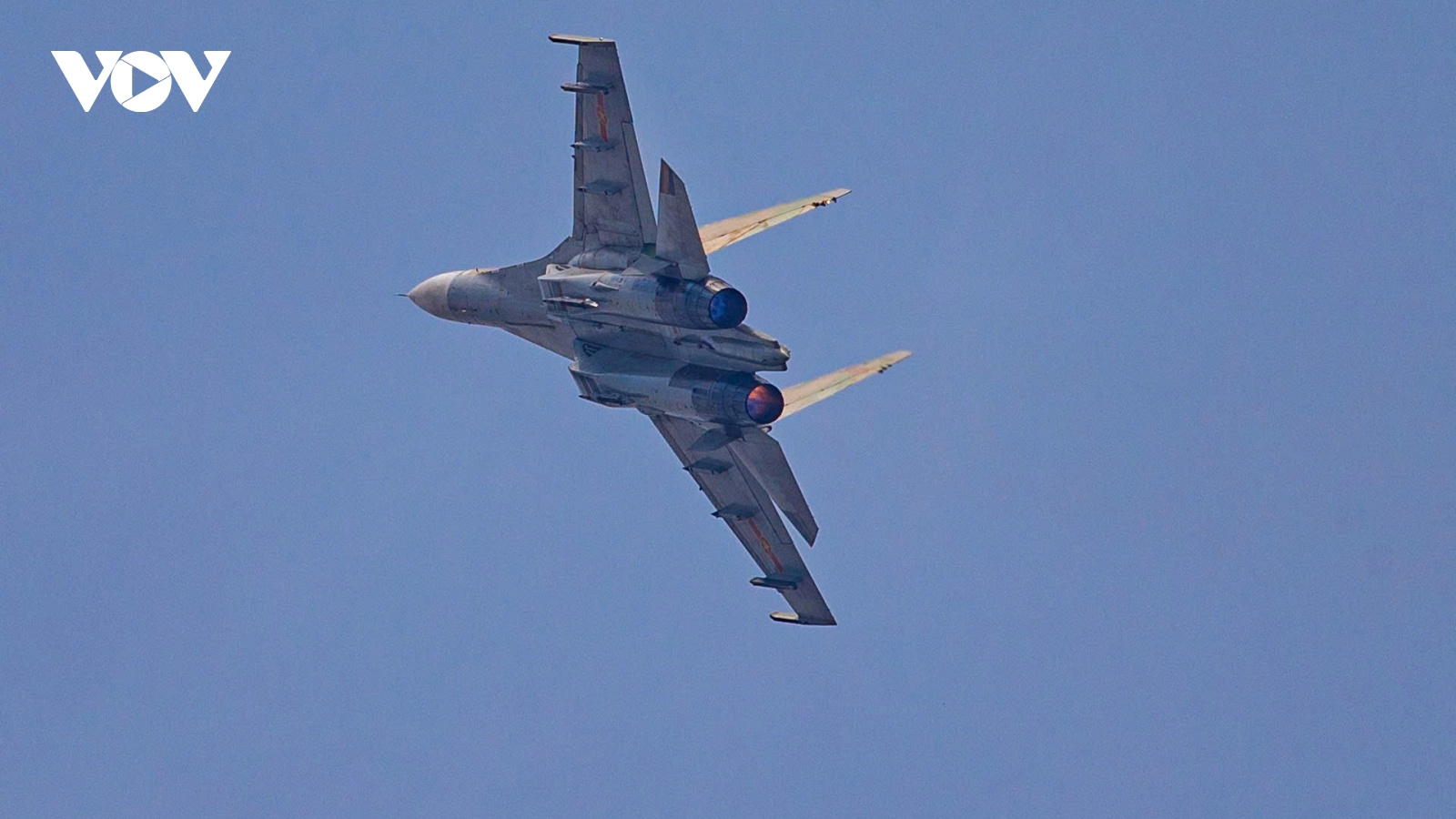 Dàn tiêm kích, trực thăng bay hợp luyện ở trung tâm Hà Nội