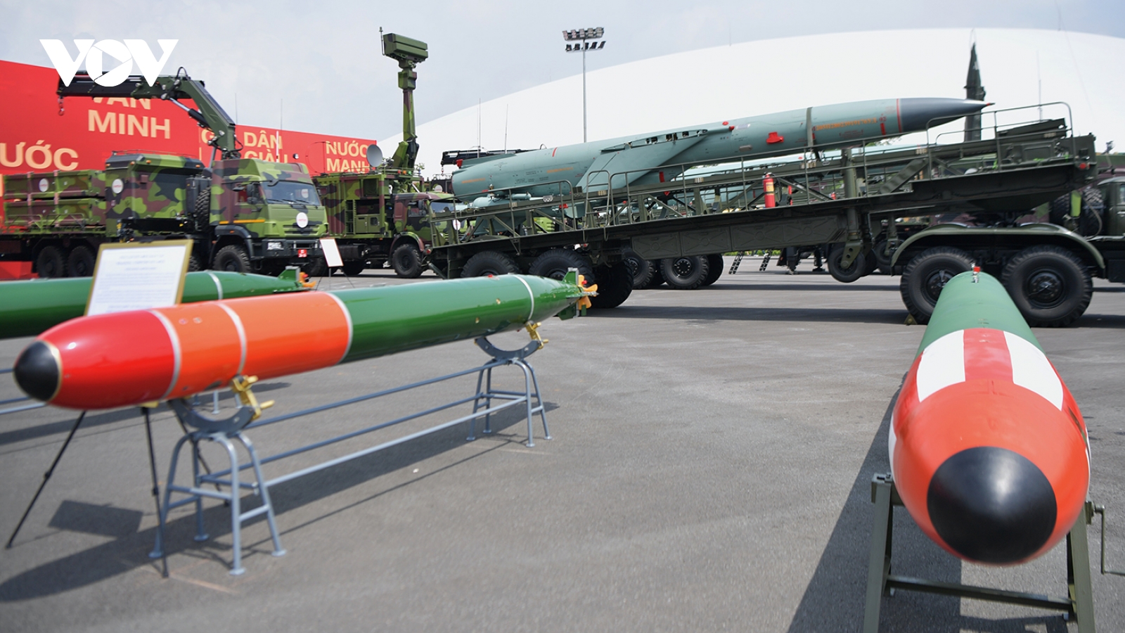 Chiêm ngưỡng dàn khí tài quân sự "khủng" tại Triển lãm thành tựu đất nước