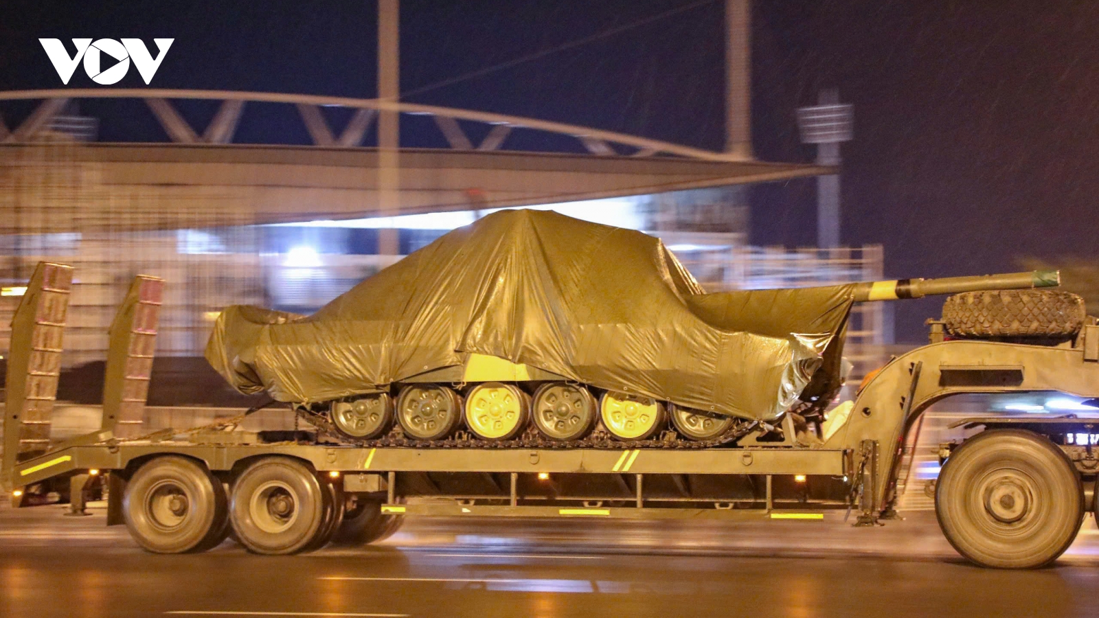 Vận chuyển khối xe pháo tham gia diễu binh về trung tâm Hà Nội trong đêm