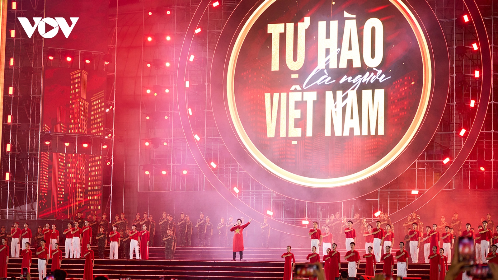 Concert quốc gia “Tự hào là người Việt Nam” đón hàng nghìn khán giả không có vé