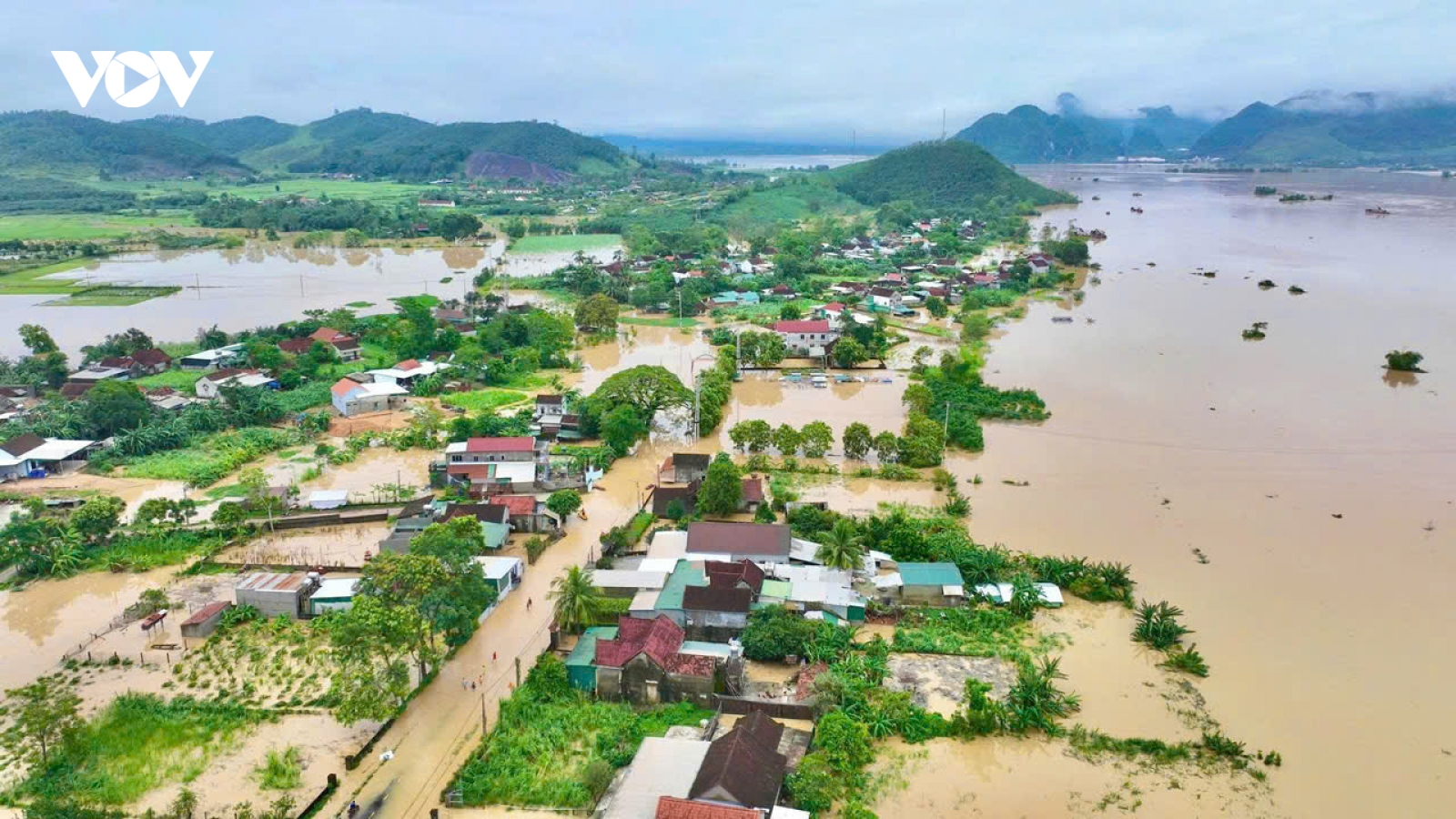Hàng trăm nhà dân ở Nghệ An bị nước lũ nhấn chìm