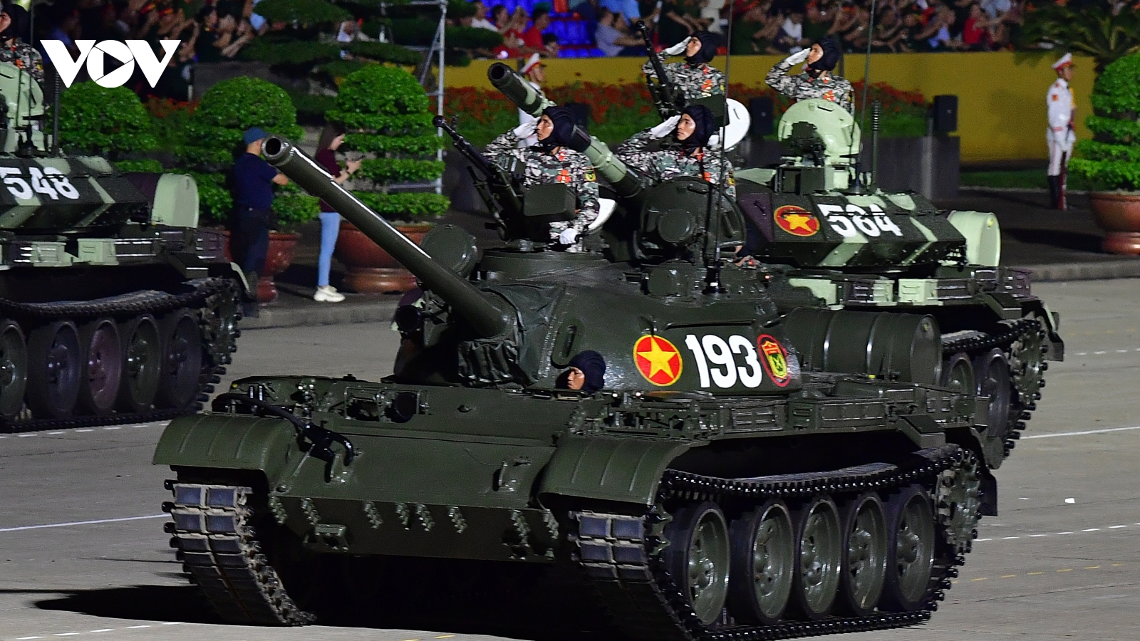 Lần đầu sau 40 năm, xe pháo quân sự phô diễn sức mạnh trên quảng trường Ba Đình