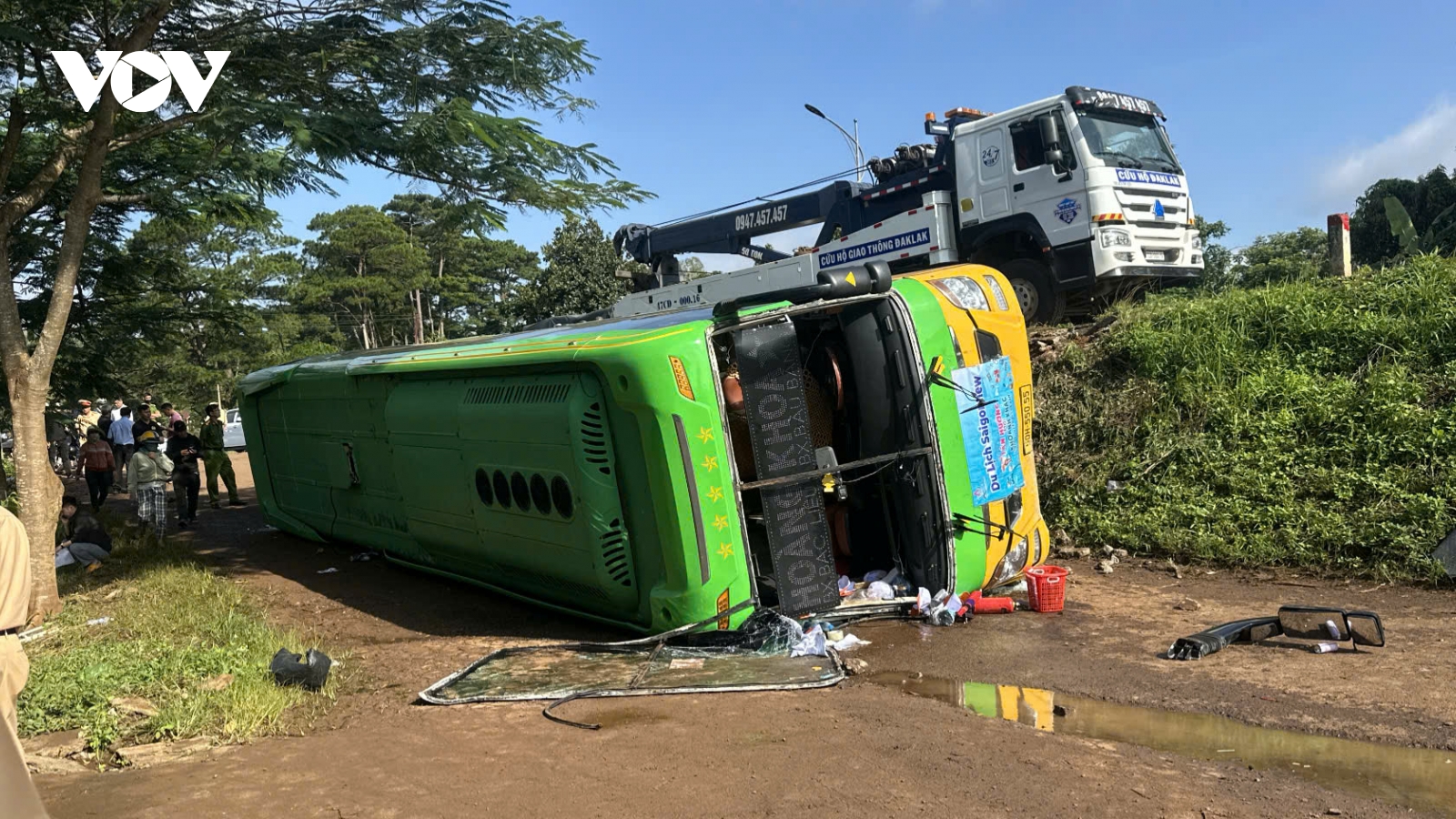 2 hành khách phải phẫu thuật cắt bỏ tay trong vụ lật xe khách trên đường Hồ Chí Minh