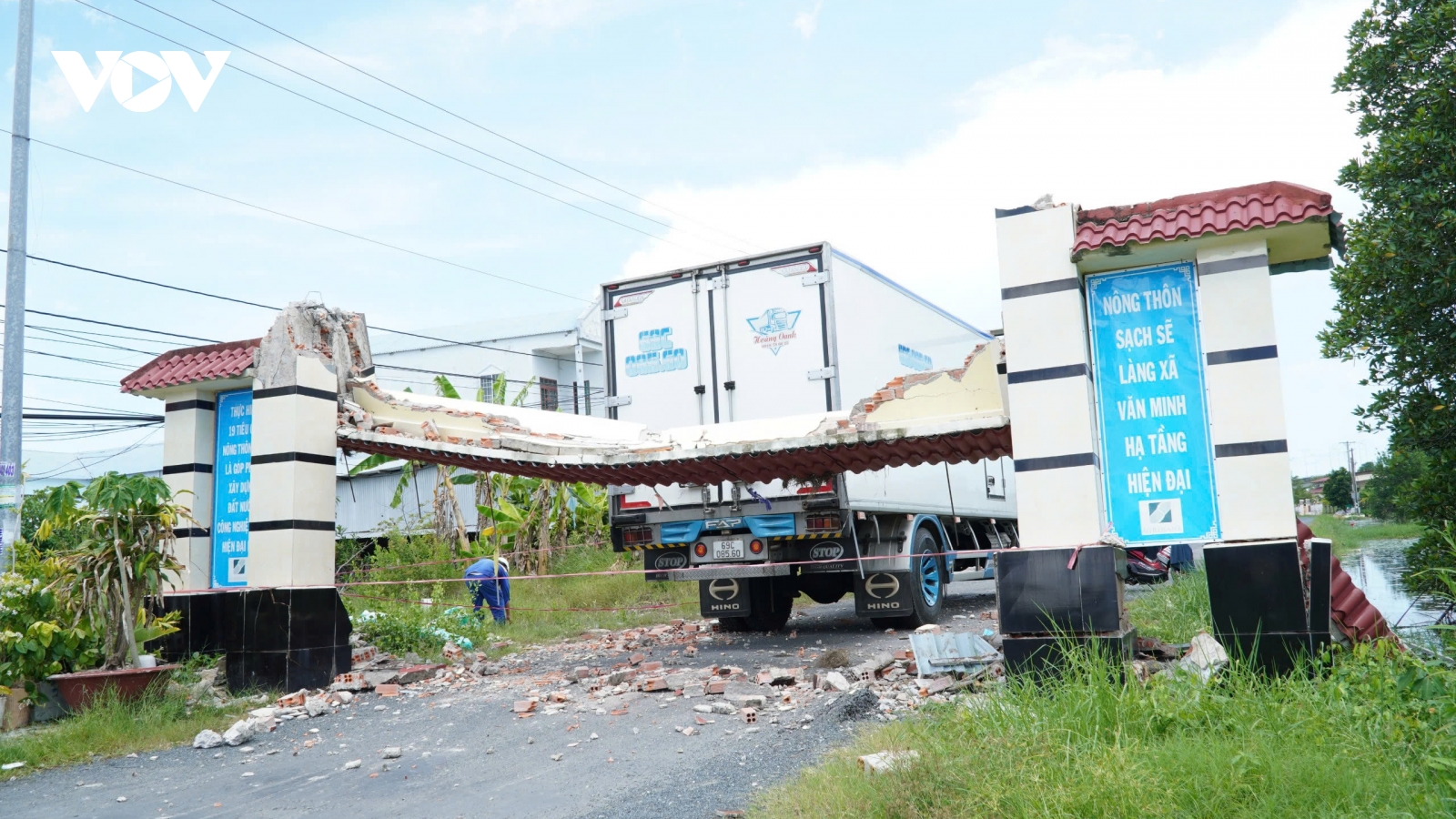 Xe tải tông sập cổng chào xã ở Cà Mau