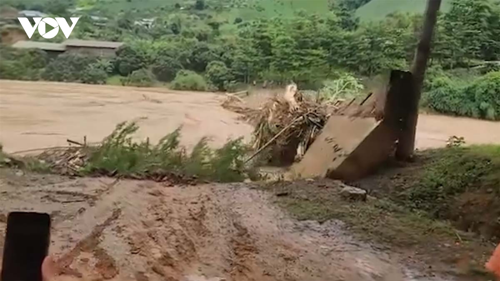 Sơn La: Cầu qua suối Nậm Công bị lũ cuốn trôi