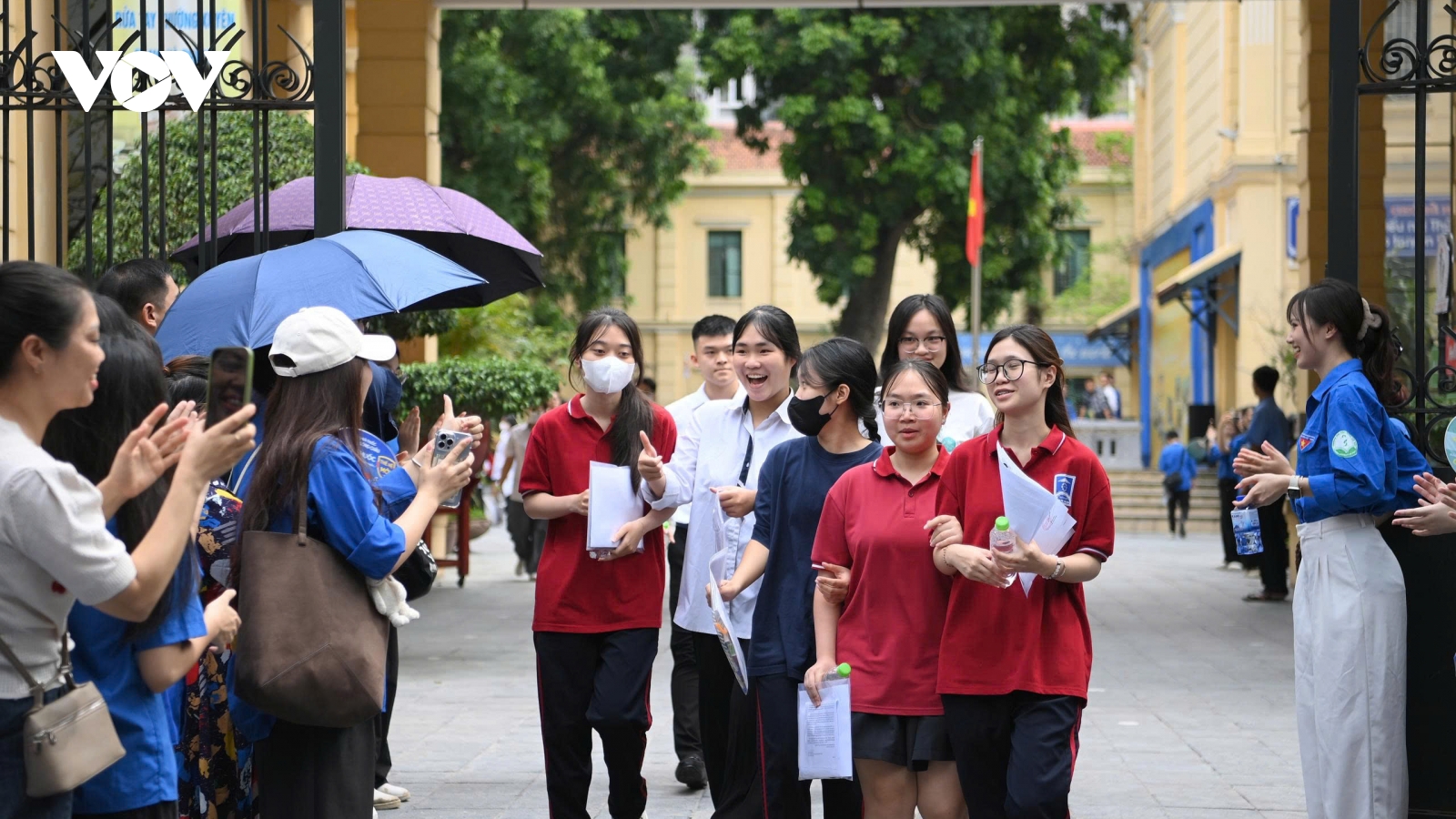 Điểm chuẩn 2025: Ngành hot tiếp tục "cháy vé", thí sinh đổ dồn vào CNTT, Báo chí, Sư phạm
