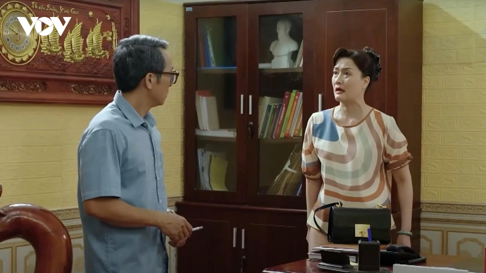 "Có anh, nơi ấy bình yên" tập 7: Vợ ông Thứ đến tận nơi làm việc gây sức ép