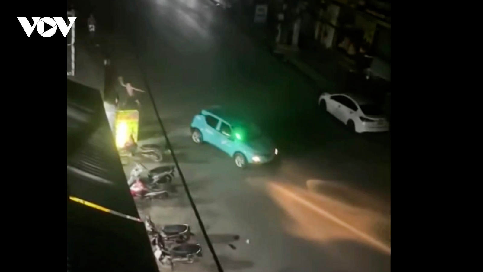 Lái xe taxi ở Bắc Ninh tông thẳng vào người đi đường, nghi do mâu thuẫn