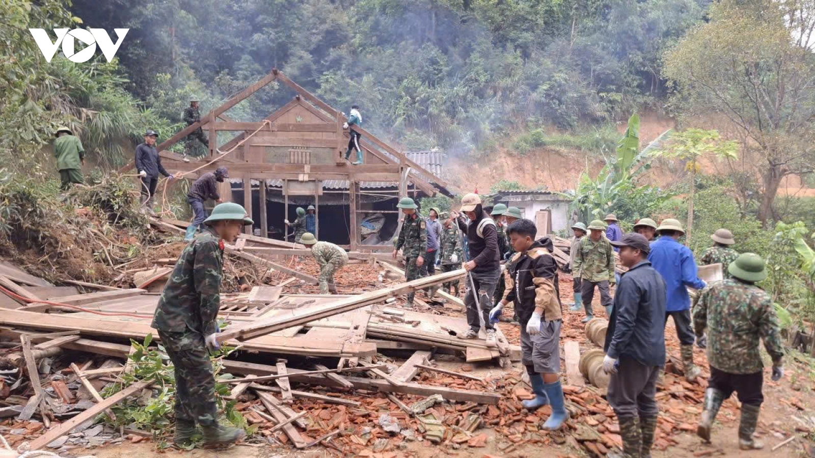Điện Biên huy động hơn 1.600 cán bộ, chiến sĩ hỗ trợ người dân khắc phục hậu quả mưa