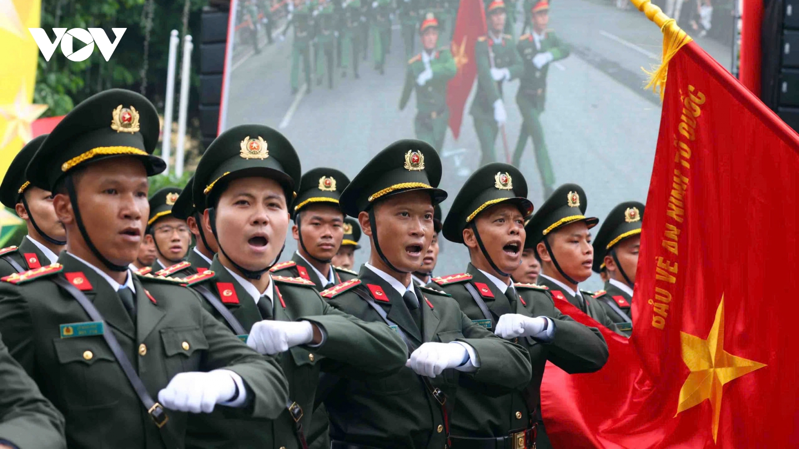 Hàng vạn người đổ về hồ Hoàn Kiếm xem diễu hành trong "Ngày hội vì Thủ đô bình yên"