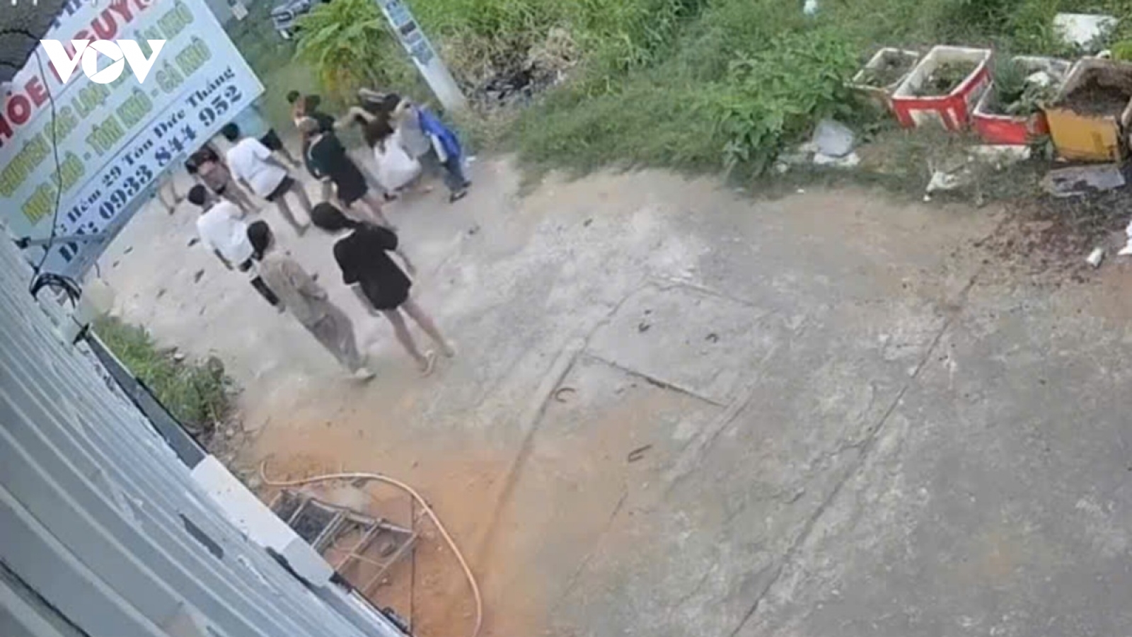 Xác minh clip bé gái 12 tuổi bị nhóm bạn dùng vỏ chai bia đập tới tấp