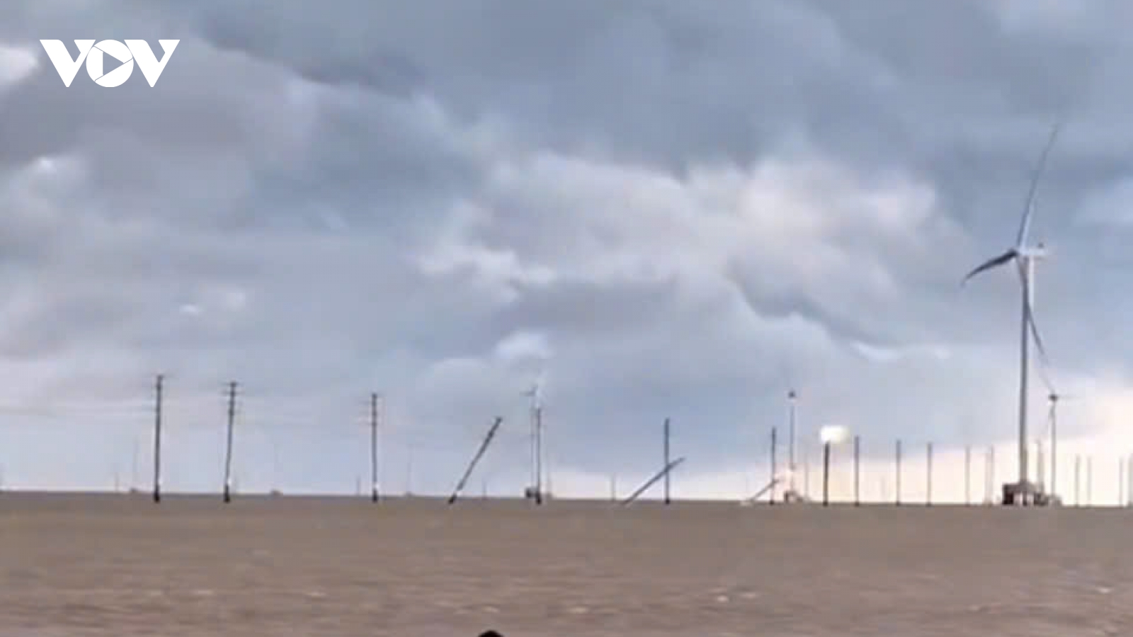 Nhiều trụ điện gió ngoài biển bị đổ ngã do thiên tai