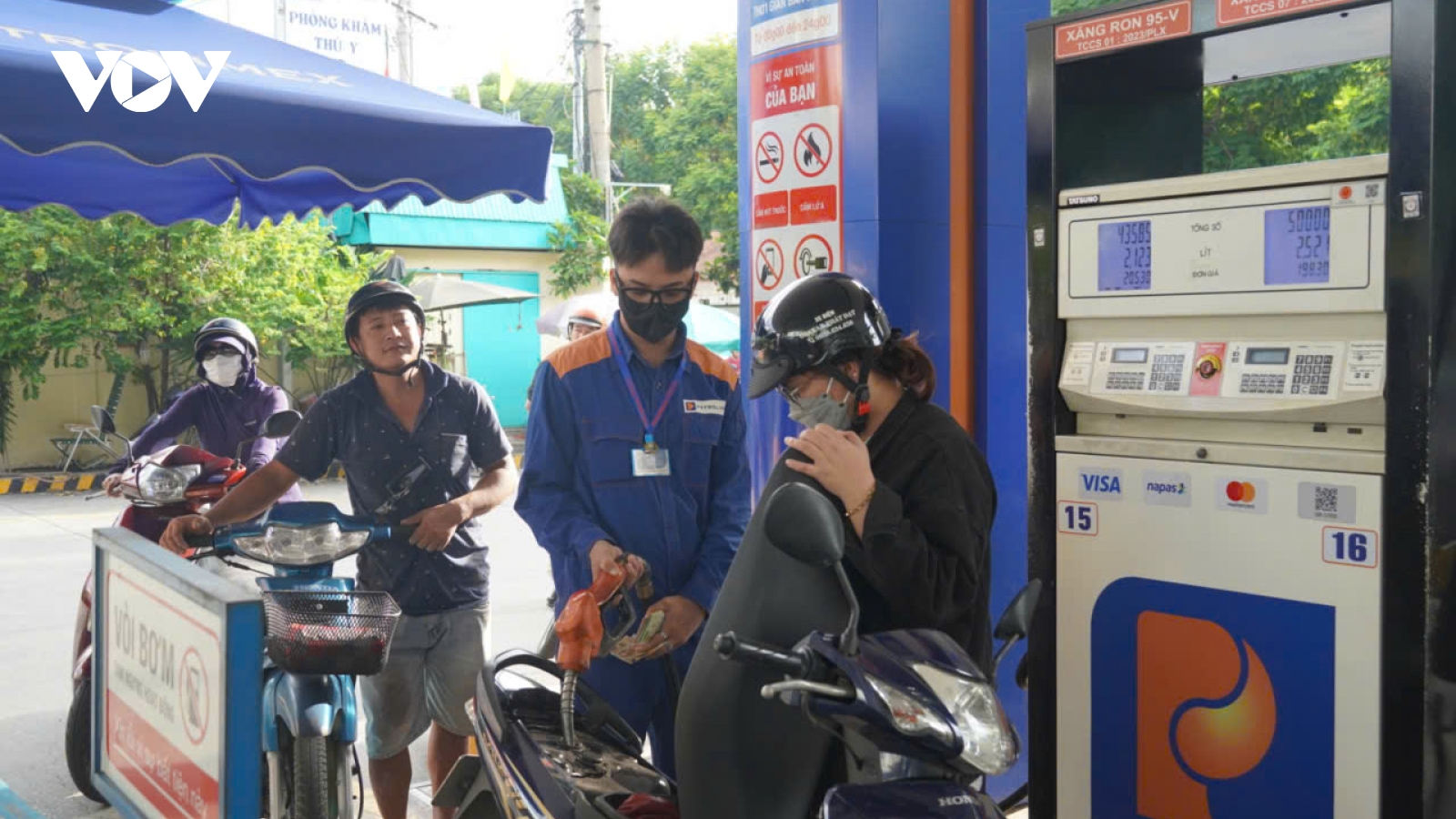 Xăng E10 sau 2 tuần mở bán: Người hồ hởi đón nhận, người băn khoăn lo ngại