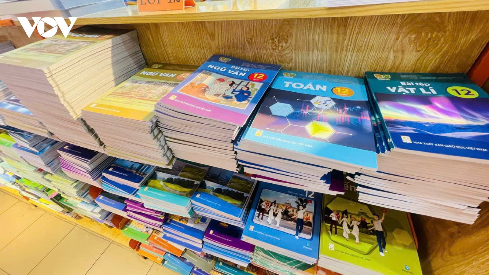 Không thay sách giáo khoa năm tới, cập nhật chương trình theo thực tiễn