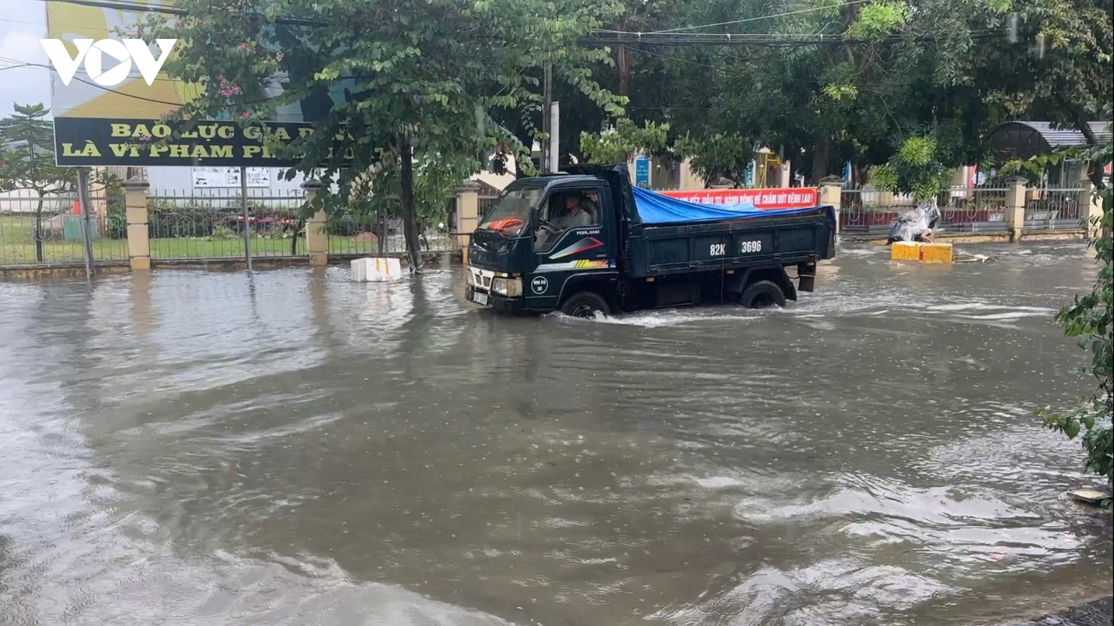 Nhiều tuyến đường ở phường Kon Tum, tỉnh Quảng Ngãi ngập cục bộ sau mưa lớn