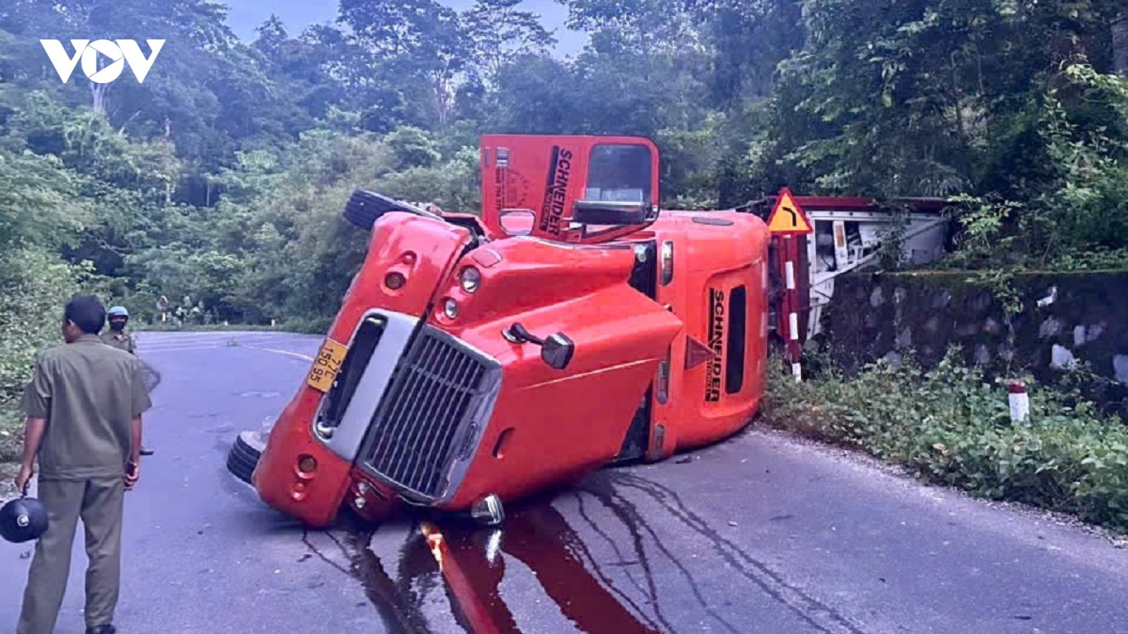 Xe đầu kéo chở gần 20 tấn sầu riêng lật giữa đèo