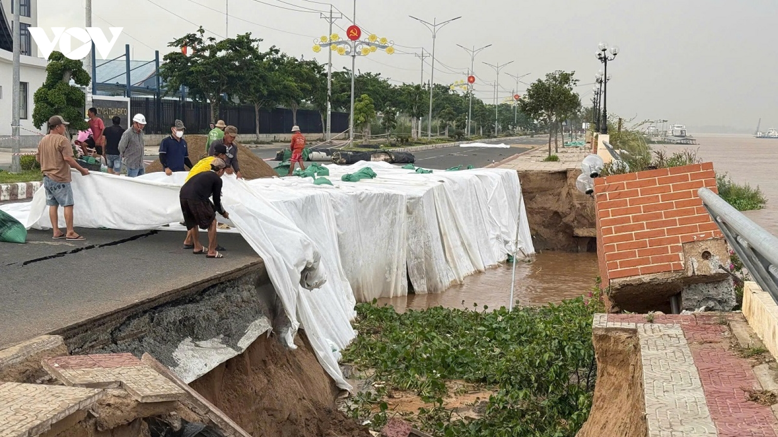 Đồng Tháp: Khẩn trương các biện pháp ứng phó sạt lở bờ kè tại xã Thường Phước