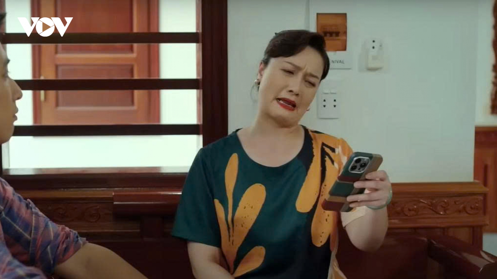 "Có anh, nơi ấy bình yên" tập 14: Bà Nga tức giận khi chồng bị qua mặt
