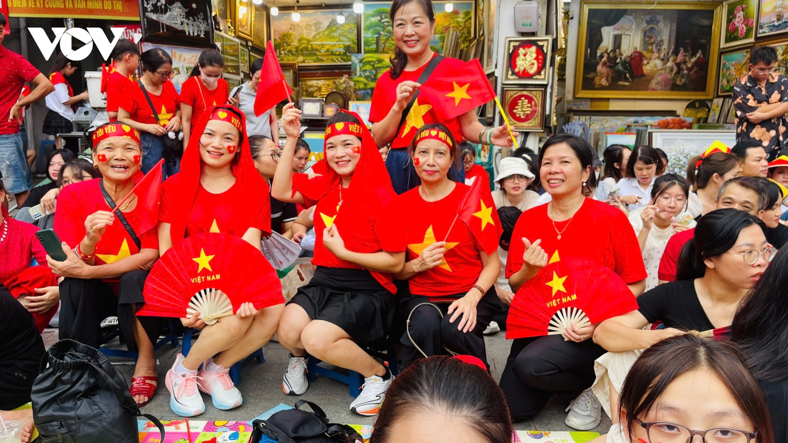 Người dân háo hức trước giờ tổng hợp luyện diễu binh, diễu hành kỷ niệm Quốc khánh 2/9