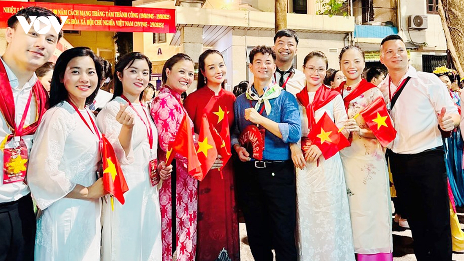 Đen Vâu, Hoàng Thùy Linh tham gia diễu hành Đại lễ A80
