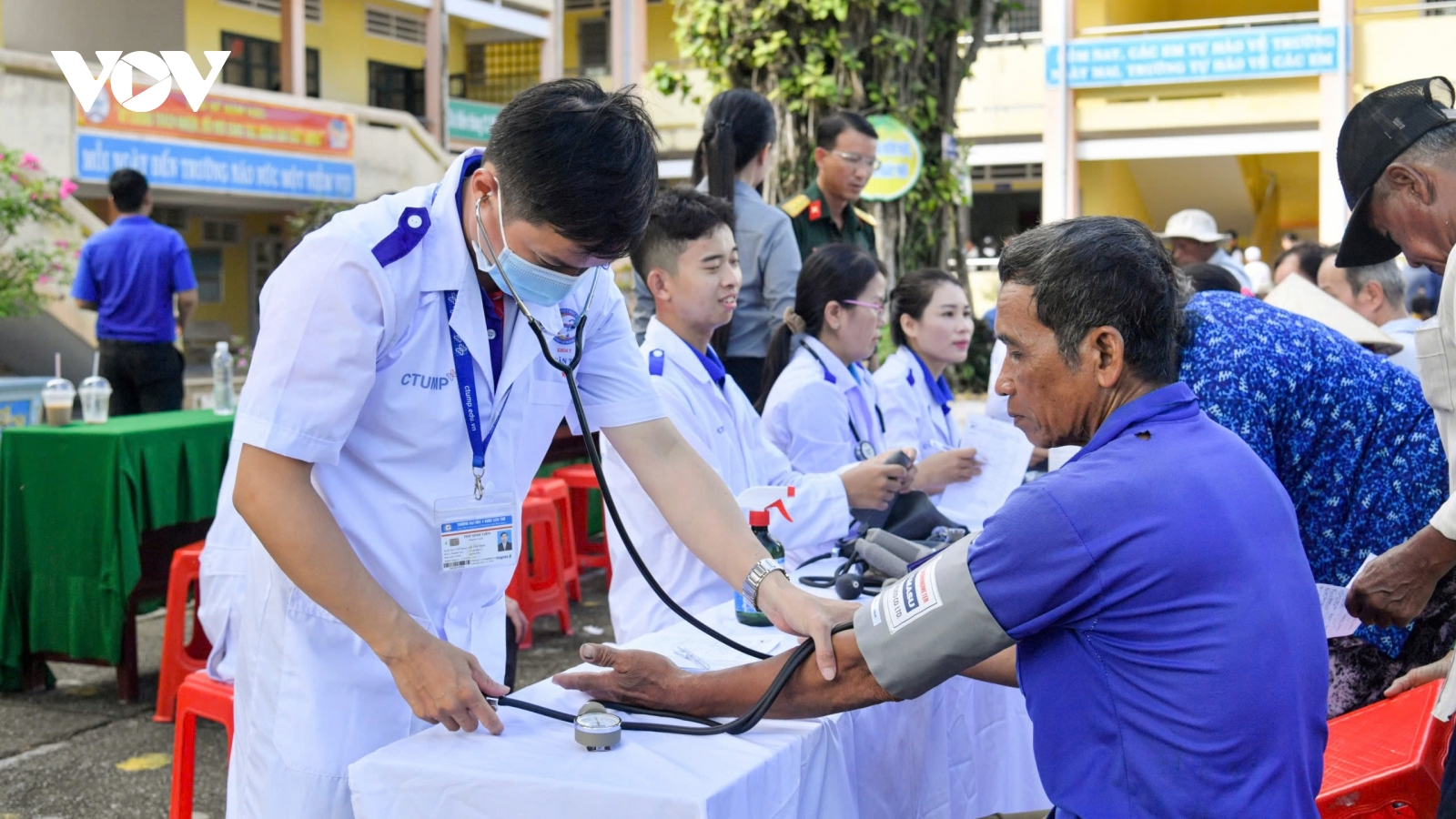Khám bệnh, cấp thuốc, tặng quà cho người dân xã Hòn Đất (An Giang)