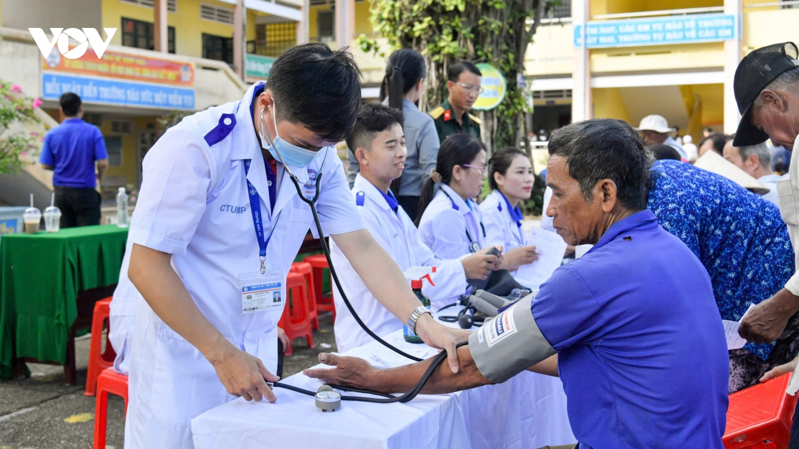 Khám bệnh, cấp thuốc, tặng quà cho người dân xã Hòn Đất (An Giang)