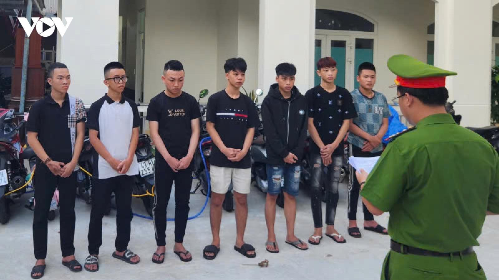 Khởi tố, bắt tạm giam nhóm côn đồ vô cớ đánh thiếu niên mù mắt