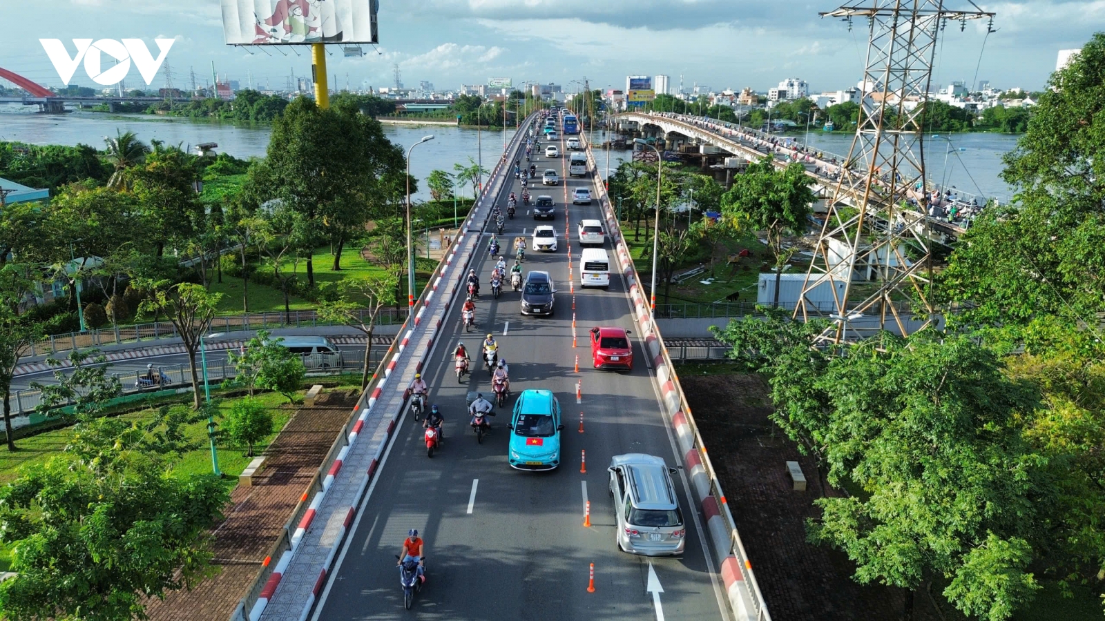 Vừa cấm ô tô qua cầu Bình Triệu 1 đã xảy ra tai nạn ở cầu Bình Triệu 2