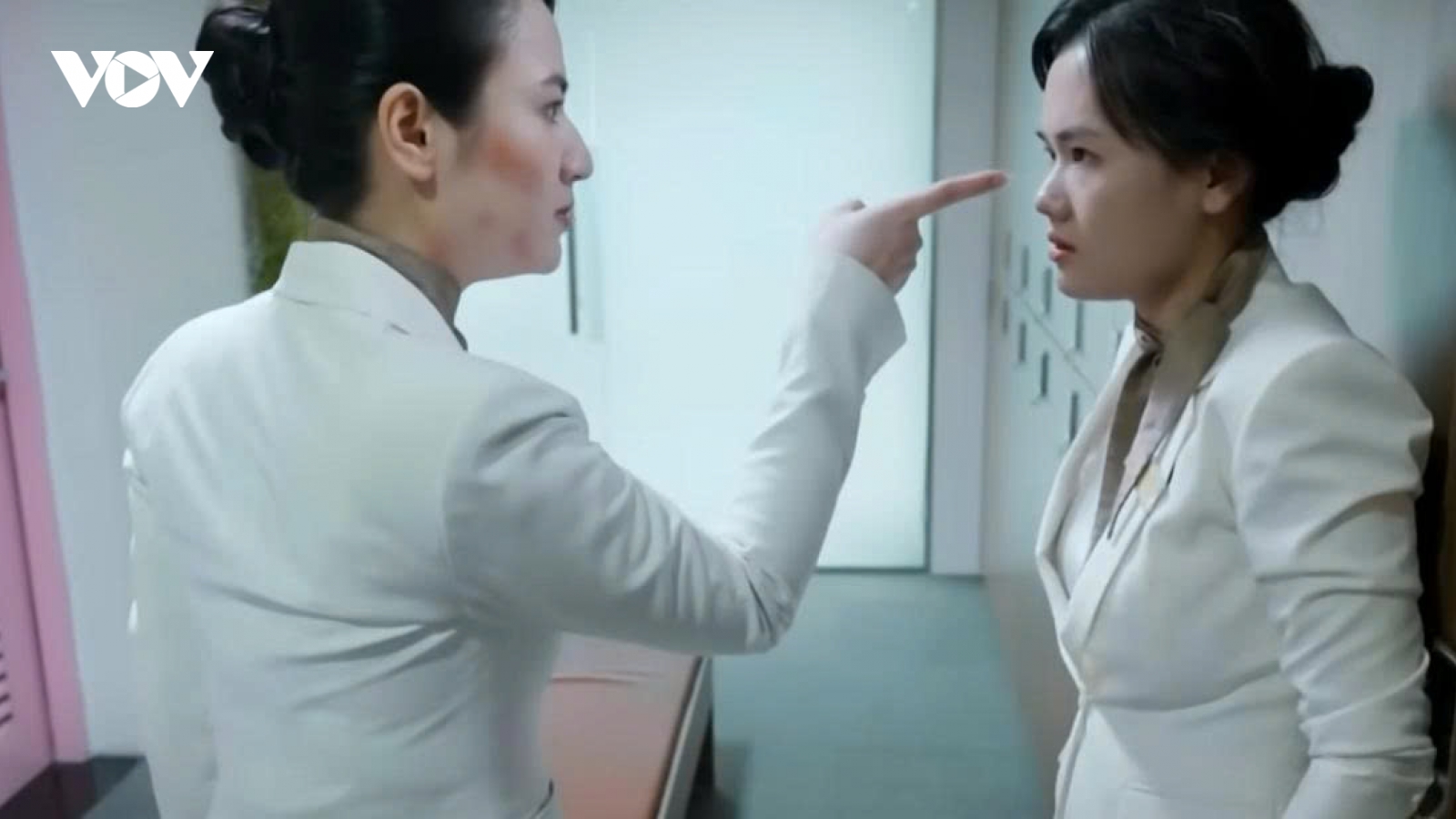 "Gió ngang khoảng trời xanh" tập 9: Ngân tát đồng nghiệp vì bị chơi xấu