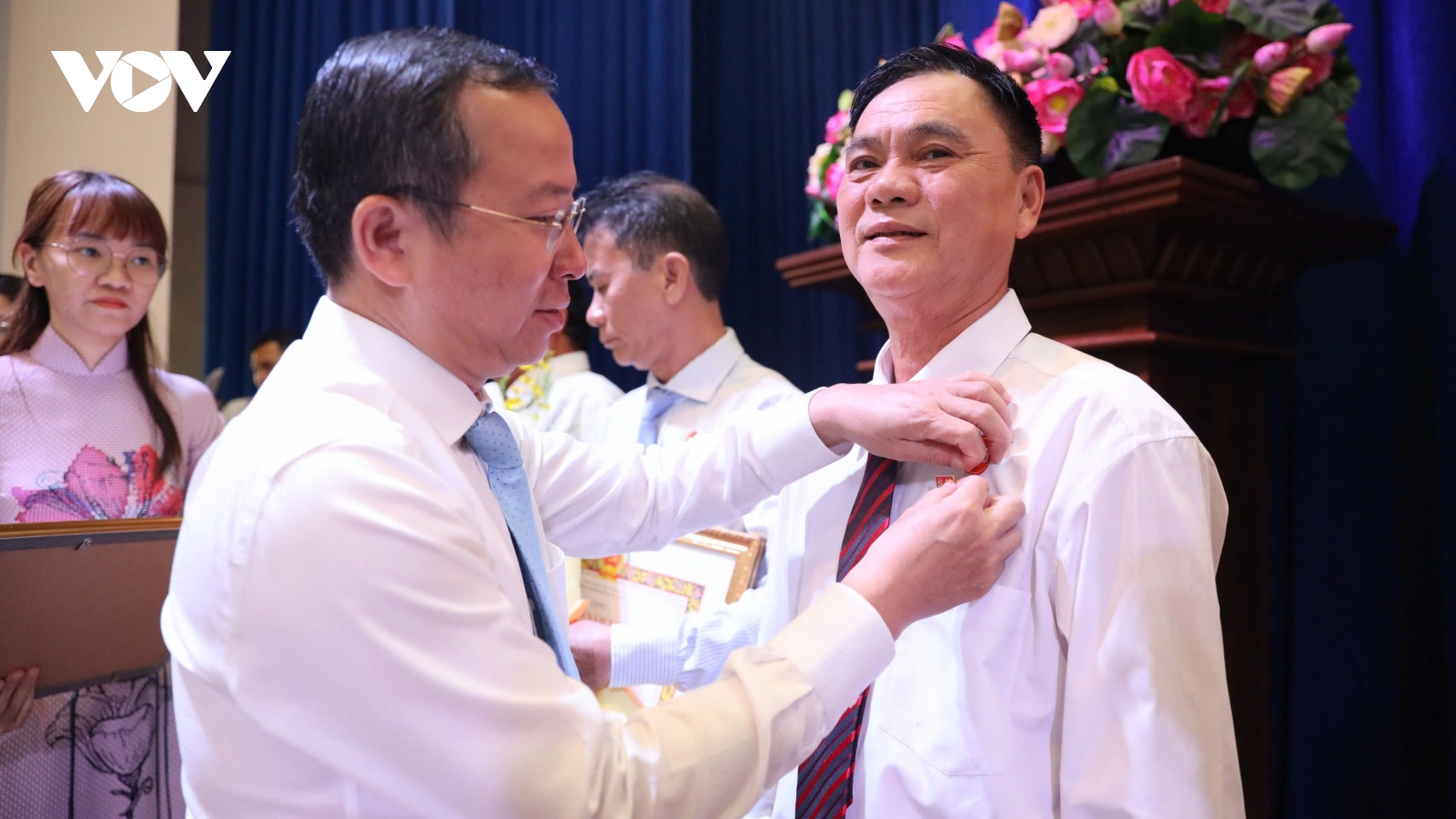 Đảng ủy UBND TP.HCM trao Huy hiệu Đảng cho 66 đảng viên tiêu biểu