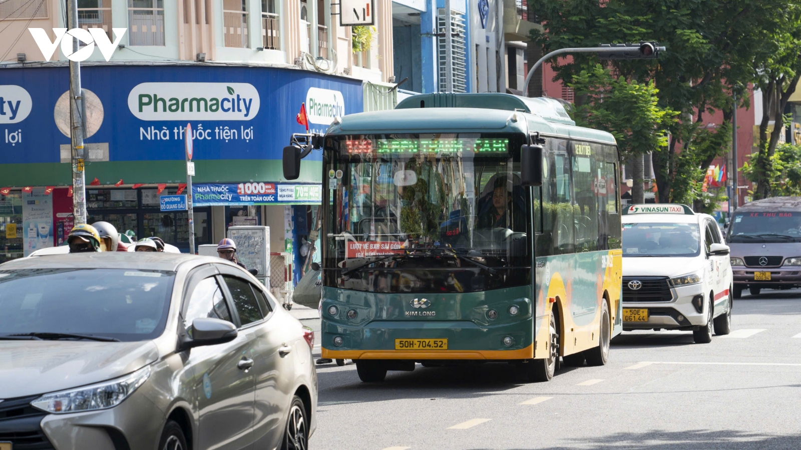 Ngoài miễn phí vé, khách đi xe buýt còn được tặng cờ Tổ quốc trong ngày Quốc khánh 2/9