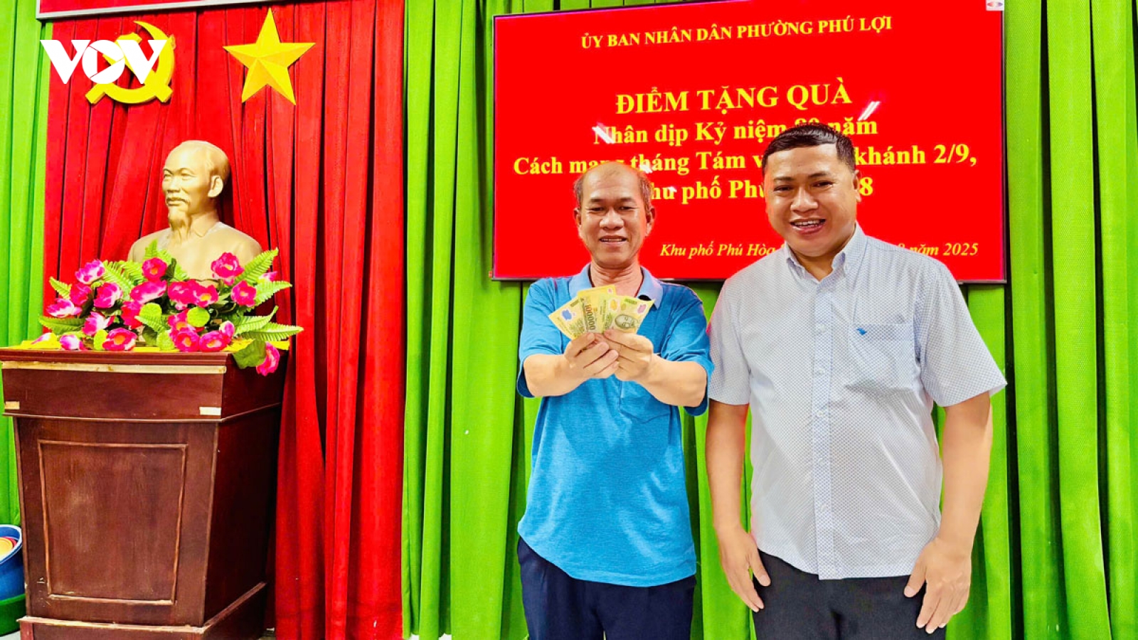 Người dân TP.HCM phấn khởi nhận quà mừng lễ 2/9