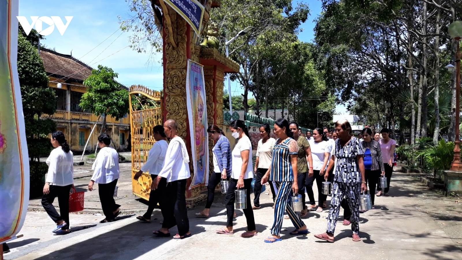 Đồng bào Khmer đón Sen Đôn Ta trong mái ấm tươm tất