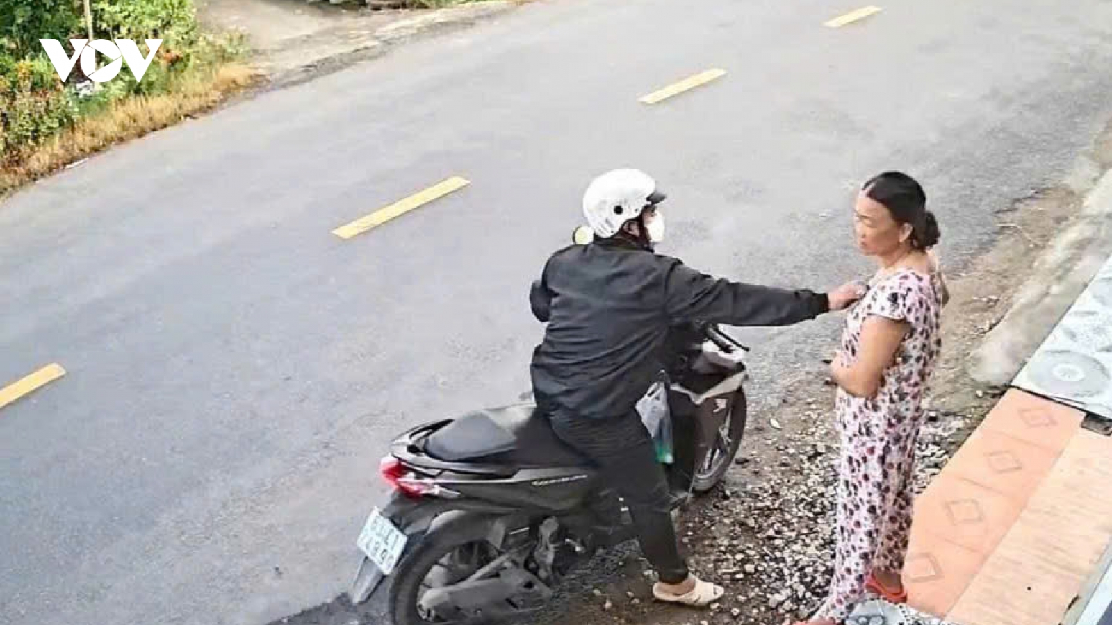 Cướp giật dây chuyền vàng rồi đem bán, chưa kịp tiêu xài thì bị bắt