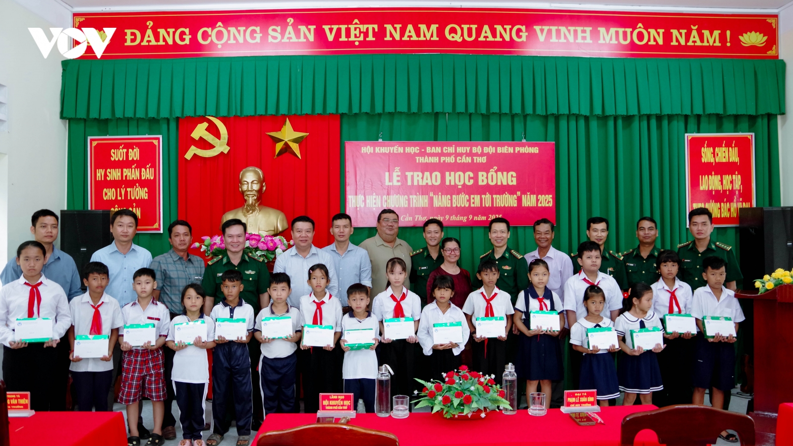 Cần Thơ trao 200 suất học bổng cho học sinh nghèo khu vực biên giới biển