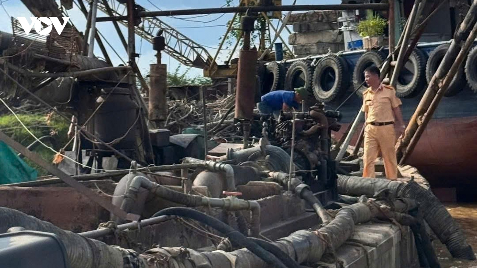Bắt giữ tàu khai thác cát trái phép trên sông Lục Nam ở Bắc Ninh