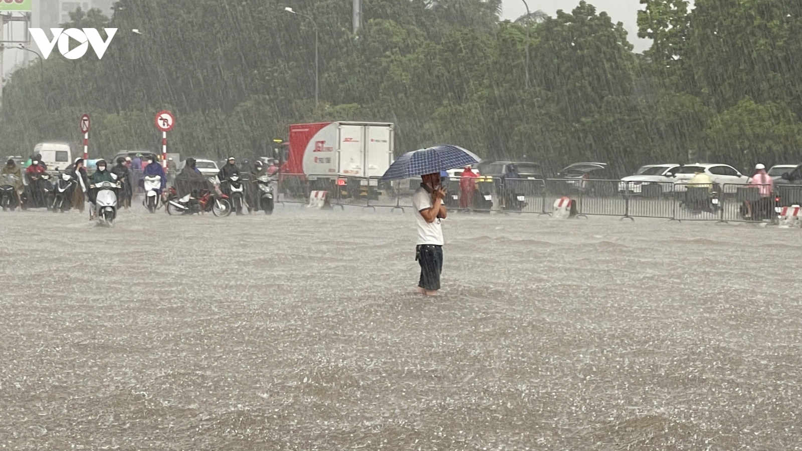 Mưa xối xả, nhiều tuyến phố Hà Nội hóa thành sông