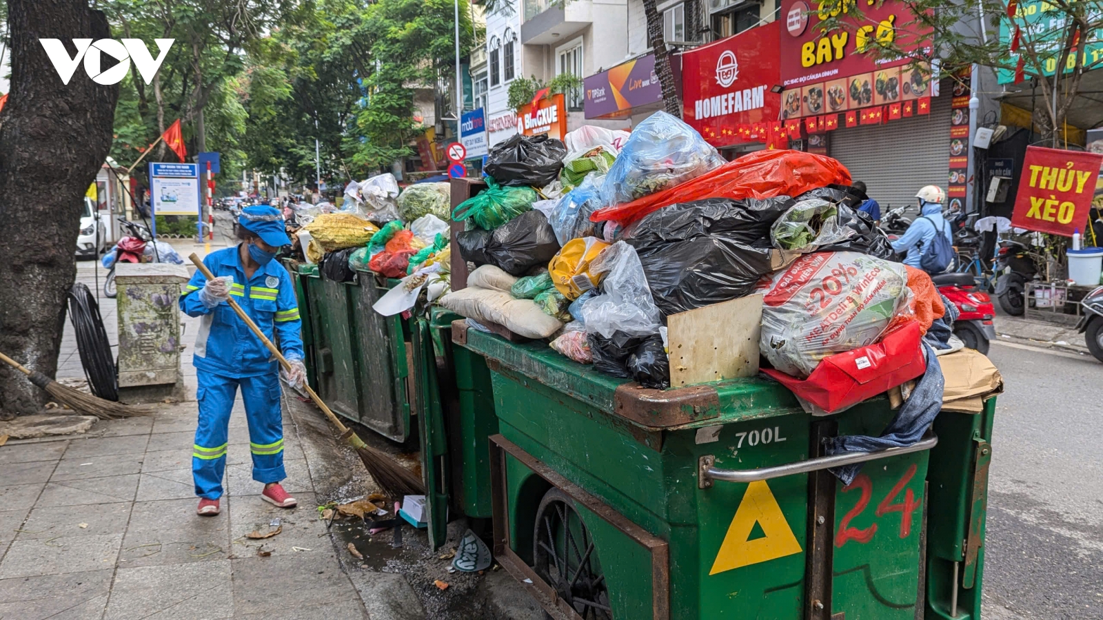 Hàng chục tấn rác được thu gom sau Lễ diễu binh 2/9