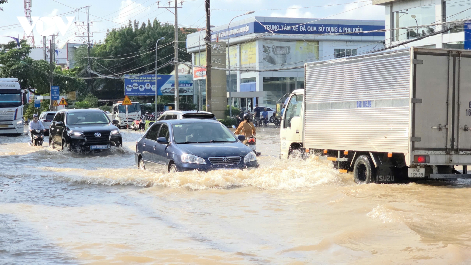 Triều cường ở Cần Thơ tiếp tục vượt mức báo động 3, gây khó khăn cho người dân