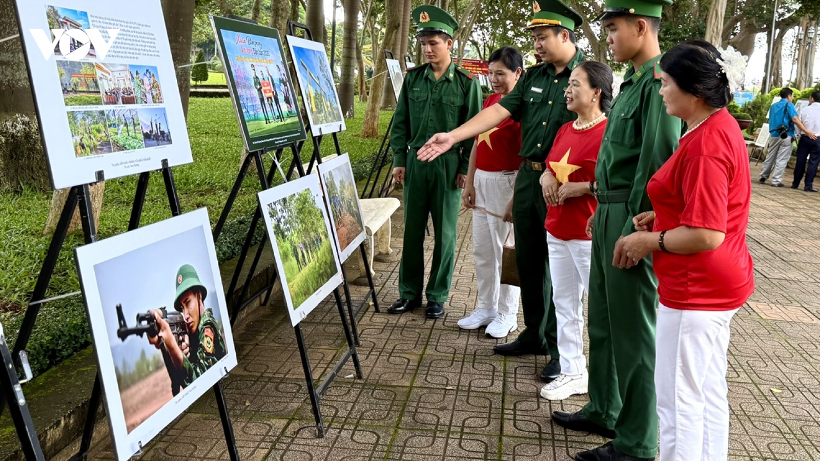 Khai mạc triển lãm ảnh tôn vinh lực lượng vũ trang Đắk Lắk