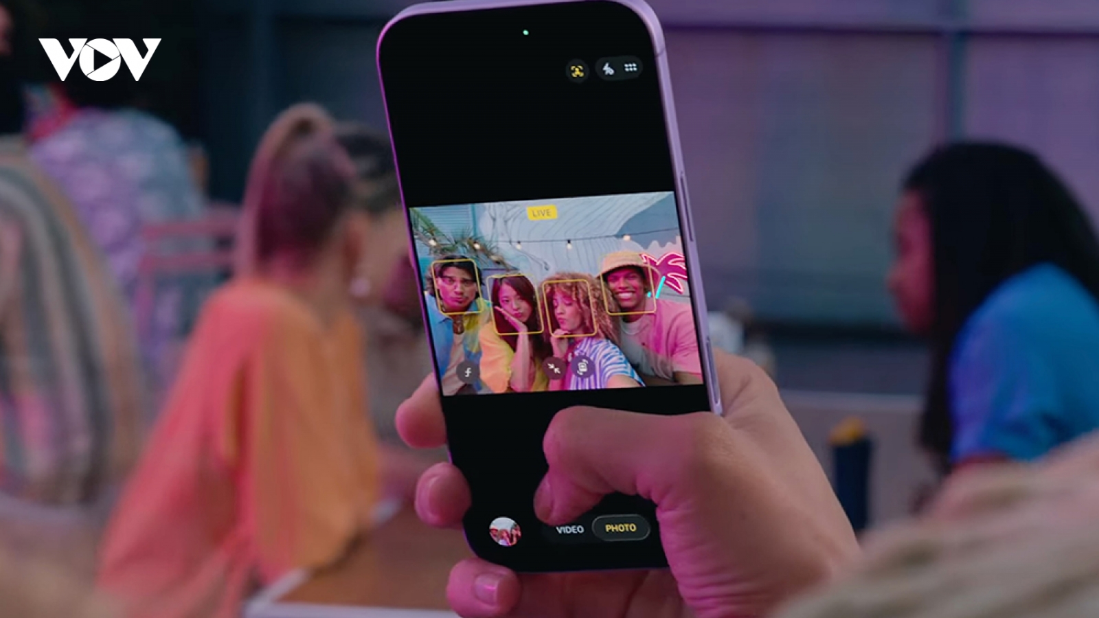Camera selfie iPhone 17: Tưởng nhỏ mà “chấn động” thế giới
